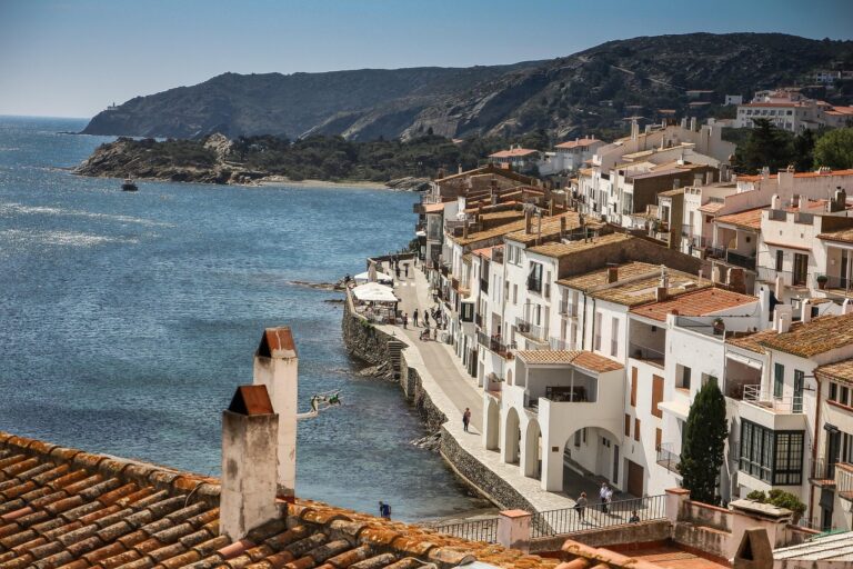 Cadaqués pueblo costero España