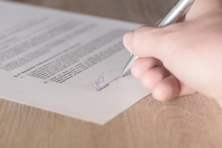 Firma contrato compraventa vivienda inmobiliaria