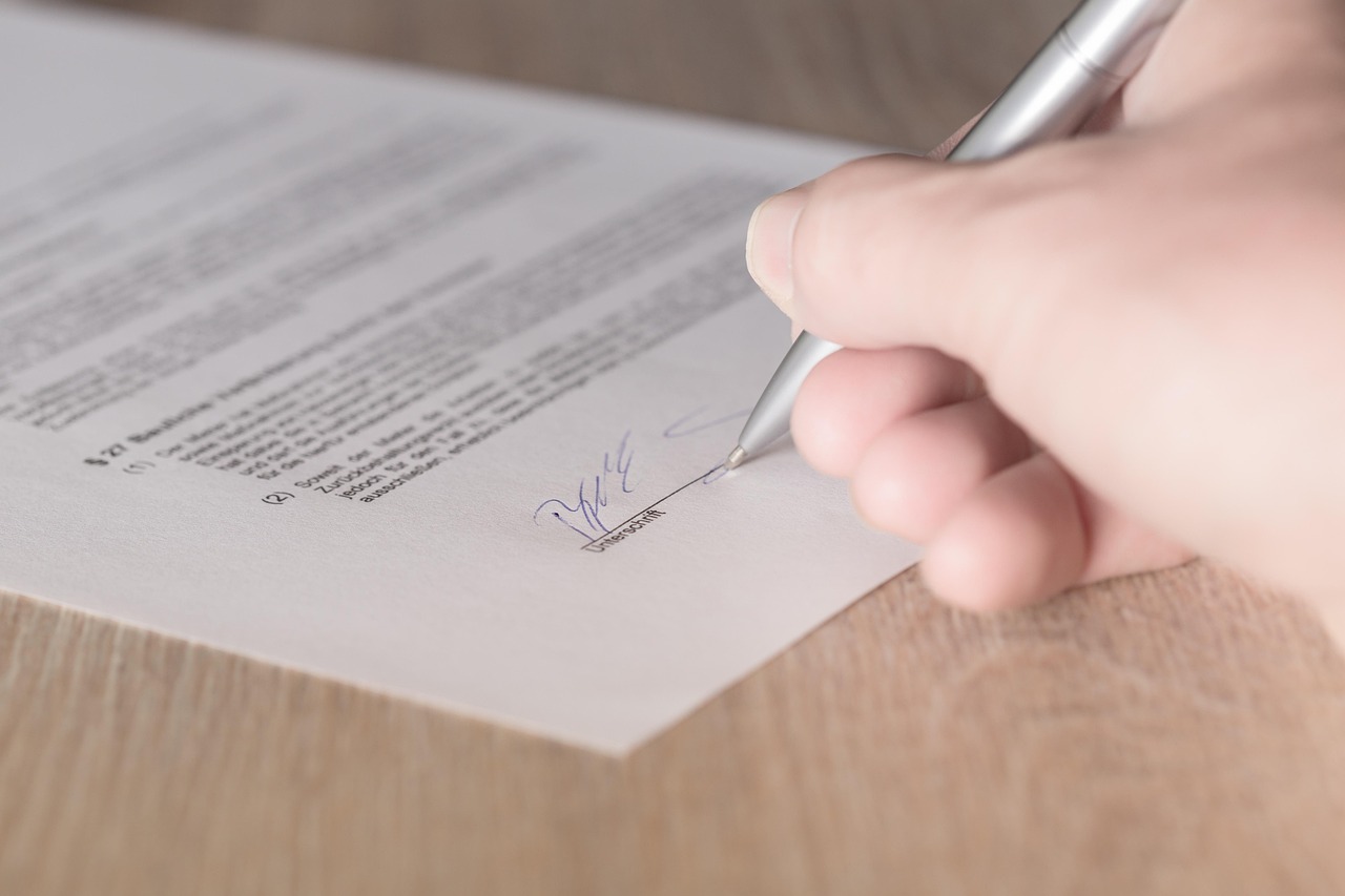 Firma contrato compraventa vivienda inmobiliaria
