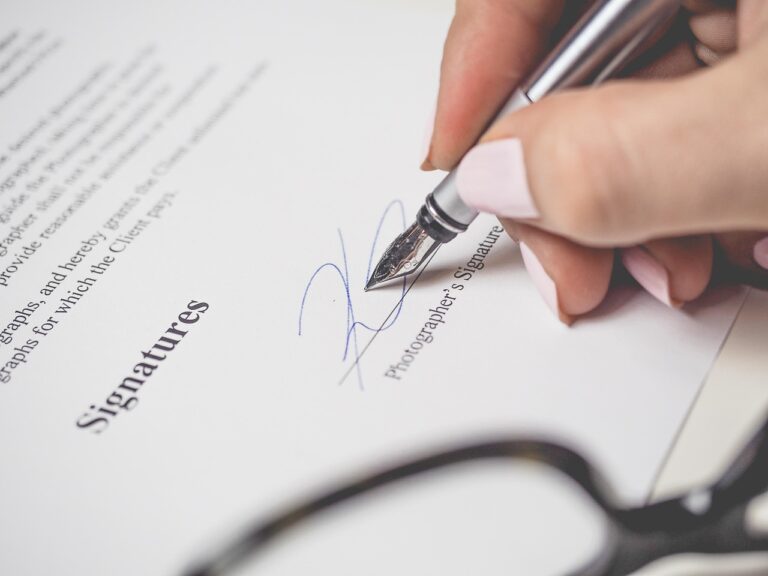 Firma documento legal vivienda